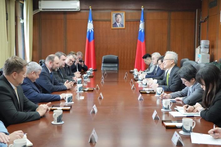 圖說一：外交部政務次長吳志中接見斯洛伐克特納瓦（Trnava）省長訪問團。