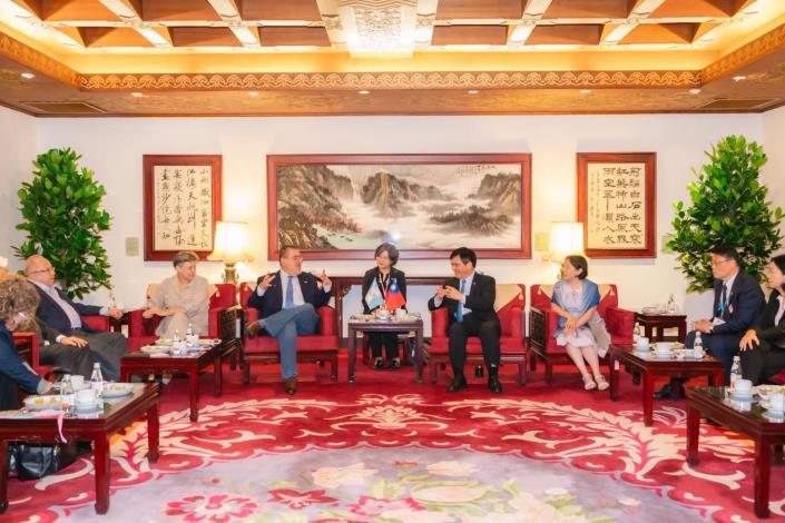 圖說二：外交部長林佳龍夫婦（右四、右三）歡迎瓜地馬拉共和國阿雷瓦洛（Bernardo Arévalo）伉儷（左四、左三）率團來台國是訪問。