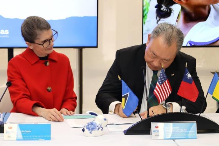 圖說一：我國駐美國代表俞大㵢大使與「泛美發展基金會」（Pan American Development Foundation，簡稱PADF）執行長泰勒（Katie Taylor）簽署「透過青年賦權及STEM教育強化加勒比海地區永續觀光計畫」。
