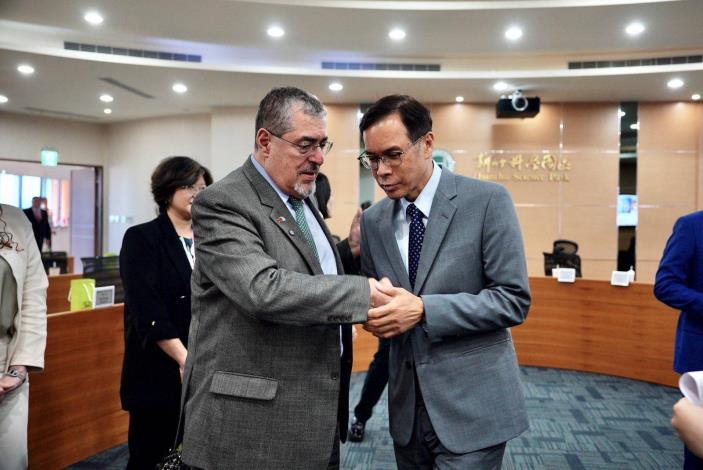 圖說二：瓜地馬拉總統阿雷瓦洛（Bernardo Arévalo，左）受到新竹科學園區局長胡世民（右）熱情接待。