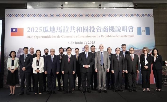 圖說一：瓜地馬拉總統阿雷瓦洛（Bernardo Arévalo，前排左六）、外交部長林佳龍（前排左五）、美國在台協會處長谷立言（Raymond Greene，前排右五）、中華民國國際經濟合作協會理事長呂桔誠（前排右四）與商機投資說明會與會貴賓合影。