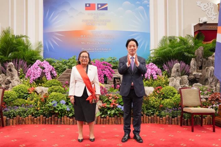 圖說一：馬紹爾群島共和國總統海妮（Hilda C. Heine，左）獲賴清德總統（右）頒贈「采玉大勳章」。