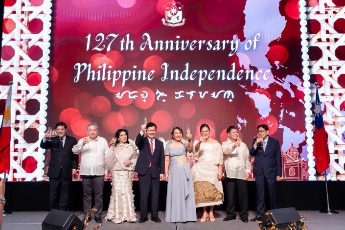 圖說三：外交部長林佳龍（左四）、常務次長陳立國（左一）與馬尼拉經濟文化辦事處主席暨駐台代表葛若菲（Cheloy E. Velicaria-Garafil，右四）、菲律賓前眾議院副議長Rose Marie J. Arenas（左三）及馬尼拉經濟文化辦事處前駐台代表白熙禮（Antonio Basilio）（右一）一同舉杯祝福台菲友誼長存。