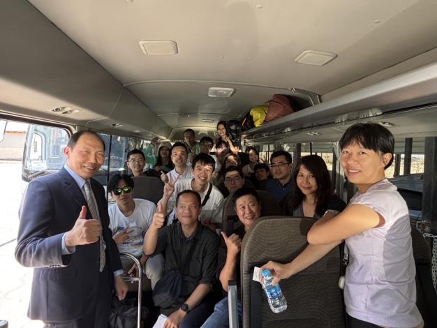 圖說三：國人在約旦邊關的巴士上與駐約旦代表處代表楊心怡大使等合影。