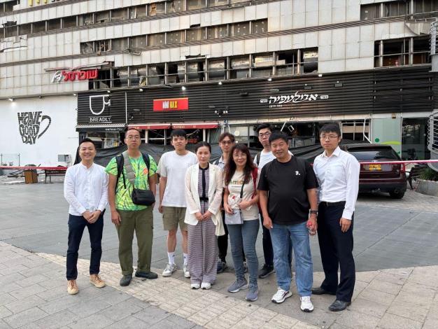 圖說一：前往邊關前駐以色列代表處代表李雅萍公使偕同仁與部分離境國人合影。