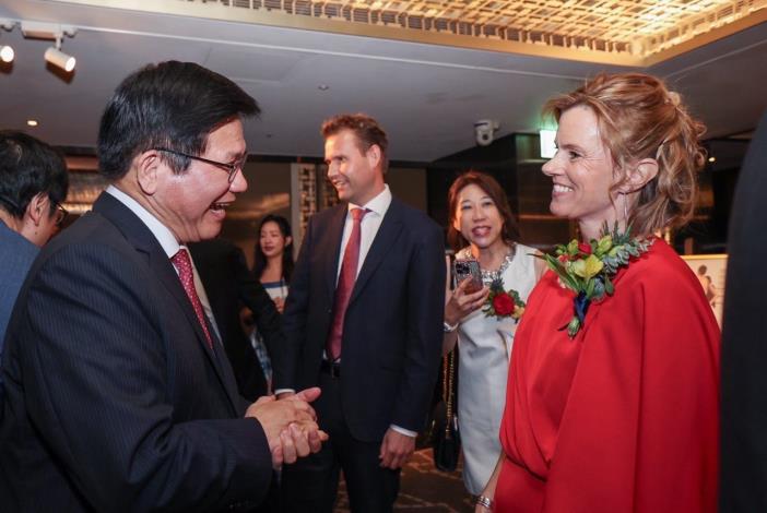 圖說三：外交部長林佳龍與英國在台辦事處代表包瓊郁（Ruth Bradley-Jones）寒暄致意。
