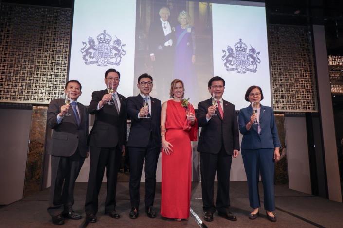 圖說二：外交部長林佳龍（右二）、英國在台辦事處代表包瓊郁（Ruth Bradley-Jones，右三）及現場貴賓共同舉杯祝賀英國國王查爾斯三世（King Charles III）華誕。