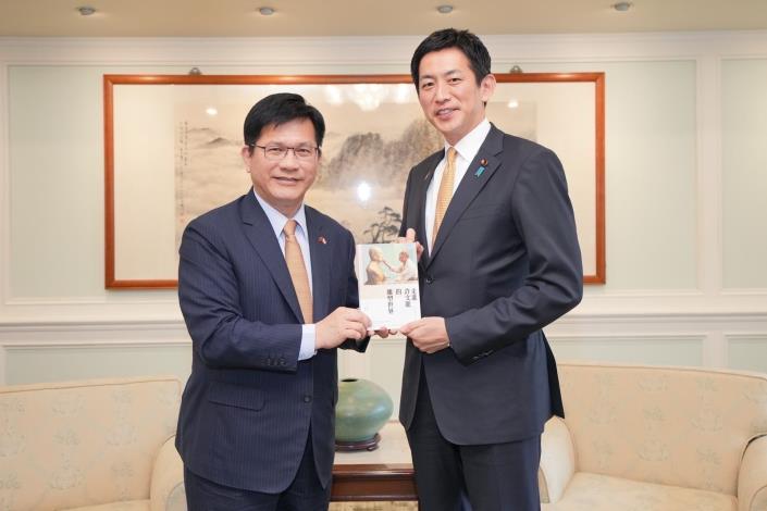 圖說二：外交部長林佳龍致贈「走進許文龍的雕塑世界」予日本前經濟安全主管大臣小林鷹之眾議員。