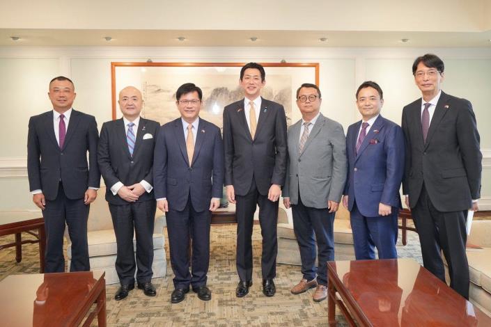 圖說三：外交部長林佳龍（左三）與日本前經濟安全主管大臣小林鷹之（左四）眾議員等人合影。
