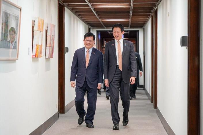 圖說一：外交部長林佳龍歡迎日本前經濟安全主管大臣小林鷹之眾議員。