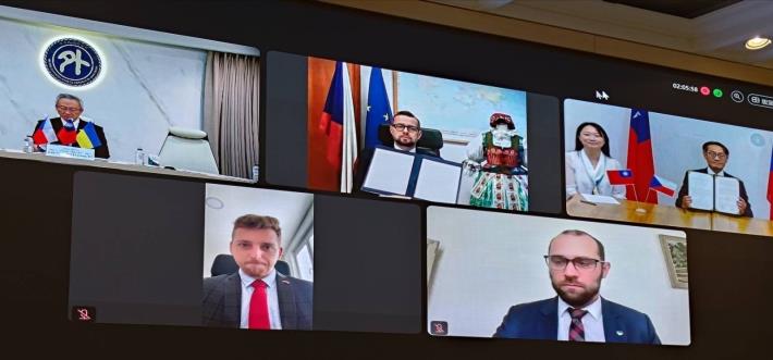 圖說三：我國駐捷克代表柯良叡大使（上排右圖右一）與捷克駐台代表史坦格（David Steinke，上排中圖）簽署後展示合作瞭解備忘錄。