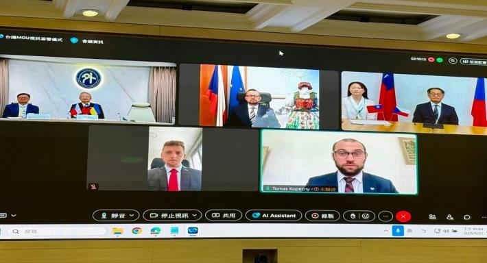 圖說一：我國駐捷克代表柯良叡大使（上排右圖右一）與捷克駐台代表史坦格（David Steinke，上排中圖）以視訊方式簽署合作瞭解備忘錄，幫助烏克蘭重建水電關鍵基礎設施。外交部政務次長吳志中（上排左圖右一）、捷克政府烏克蘭重建事務特使柯白契尼（Tomáš Kopečný，下排右圖）及柯白契尼特使顧問卡路斯（Václav Kallus，下排左圖）共同見證。