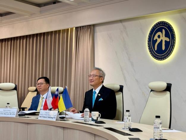 圖說二：外交部政務次長吳志中（右）見證台捷再次簽署合作瞭解備忘錄，幫助烏克蘭重建水電關鍵基礎設施。