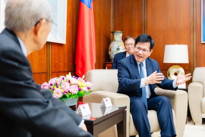 圖說二：外交部長林佳龍（右）接見日本台灣交流協會前會長大橋光夫（左）。