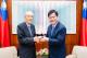 圖說三：外交部長林佳龍（右）致贈日本台灣交流協會前會長大橋光夫（左）「朱銘 太極文鎮-單鞭下勢」。