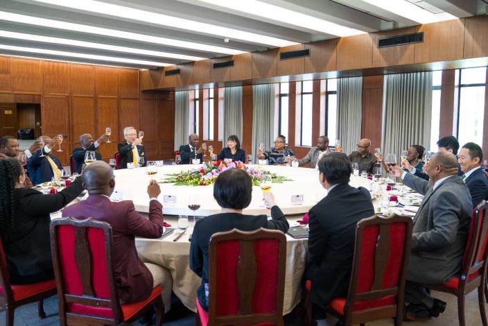 圖說一：外交部政務次長吳志中午宴歡迎史瓦帝尼王國經濟計畫暨發展部吉納（Thambo Gina）部長訪團乙行。
