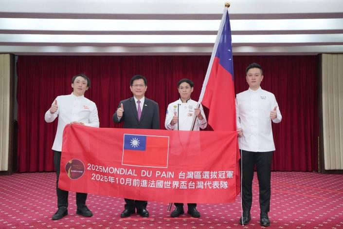 圖說四：外交部長林佳龍與「2025世界麵包大賽」（Mondial du Pain）代表選手張世彬（右二）及隊職員合影。