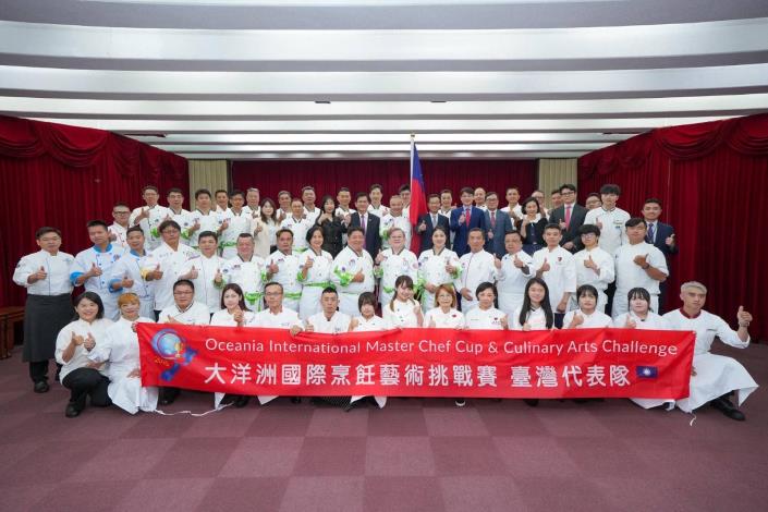 圖說三：外交部長林佳龍偕外交部同仁與「2025大洋洲國際烹飪藝術挑戰賽」代表隊合影。