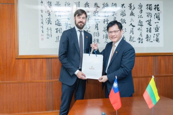 圖說三：外交部長林佳龍（右）致贈立陶宛國會友台小組主席巴諾瓦斯（Ruslanas Baranovas，左）台灣精品茶葉禮盒。