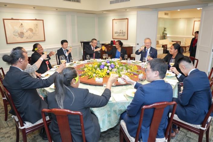 圖說三：外交部政務次長吳志中午宴吐瓦魯國教育及人力資源部長何羅納（Hamoa Holona）訪團。