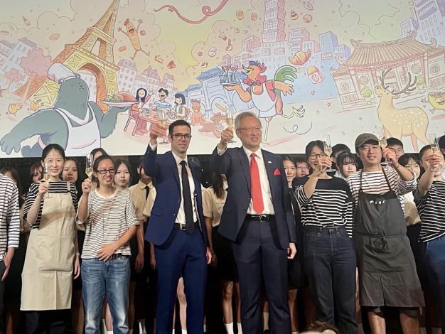 圖說二： 外交部政務次長吳志中與法國在台協會主任龍燁（Franck Paris）向出席酒會賓客祝酒致意。