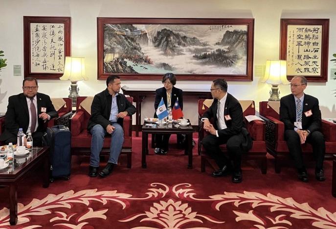 圖說：外交部政務次長陳明祺（右二）歡迎瓜地馬拉共和國議長羅慕斯（Nery Abilio Ramos y Ramos，左二）率團訪台。