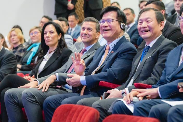 圖說二：外交部長林佳龍（前排左三）與巴拉圭總統貝尼亞（Santiago Peña，前排左二）偕公共工程部長曾杜瓏（Claudia Centurión，前排左一）共同出席「巴拉圭招商投資說明會」。