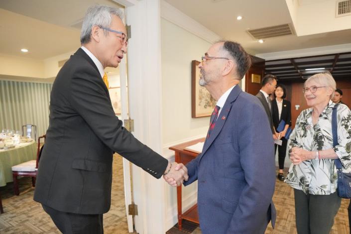 圖說一：外交部政務次長吳志中歡迎法國貝濟耶市長梅納爾（Robert Ménard）。