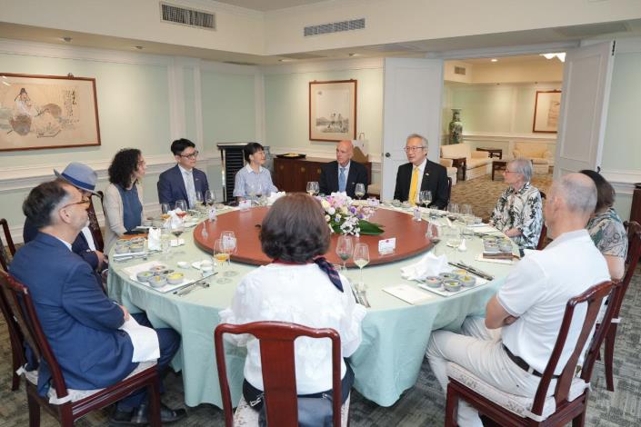 圖說三：外交部政務次長吳志中款宴歐洲法語區地方政要訪問團一行。