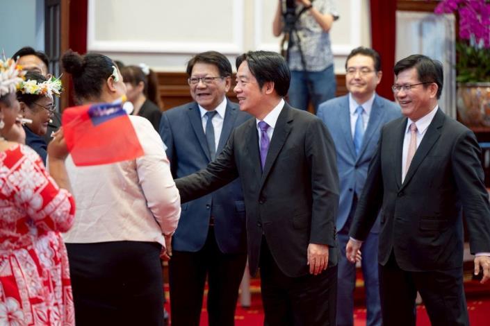 圖說二：賴清德總統向在場友邦青年及駐台大使握手致意。