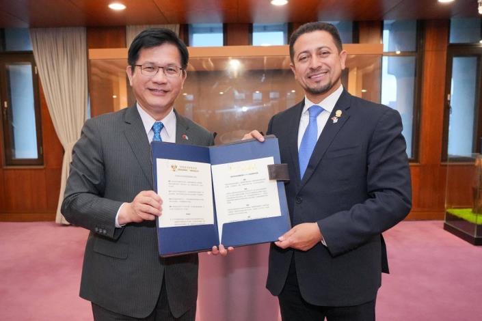 圖說二：瓜地馬拉共和國國會議長羅慕斯（Nery Abilio Ramos y Ramos）向外交部長林佳龍遞交支持我國參與世界衛生大會（WHA）決議文。