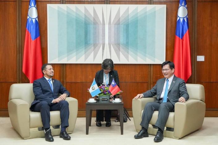 圖說一：外交部長林佳龍會晤瓜地馬拉共和國國會議長羅慕斯（Nery Abilio Ramos y Ramos），就兩國合作關係交換意見。