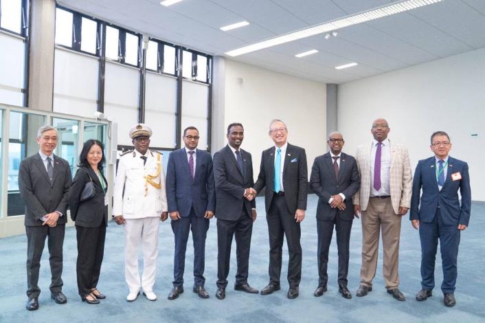 圖說一：索馬利蘭共和國外交暨國際合作部長巴卡曼（H.E. Abdirahman Dahir Adam，中）偕總統府部長卡達爾（H.E. Khadir Hussein Abdi，右三），海岸防衛隊司令哈里耶（H.E. Ahmed Hurre Hariye，左三）及總統府首席外交顧問穆姆德（H.E. Mohamed Omar Hagi Mohamoud，左四）等高階官員訪台，外交部政務次長吳志中（右四）代表我國政府赴機場迎接。