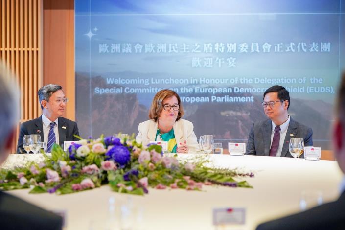圖說四：歐洲議會「歐洲民主之盾（EUDS）特別委員會」主席蘿瓦素（Nathalie Loiseau，中）於午宴致詞。