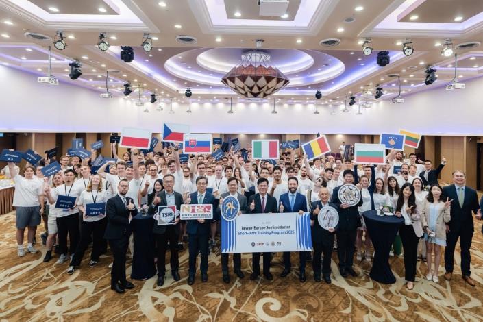 圖說四：外交部長林佳龍與「2025台歐半導體短期培訓計畫」交流茶會全體與會人員合影。