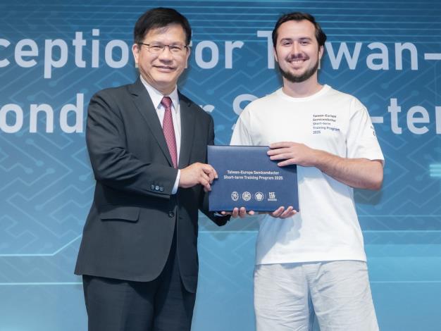 圖說三：外交部長林佳龍（左）於「2025台歐半導體短期培訓計畫」交流茶會頒發學員參訓證書。