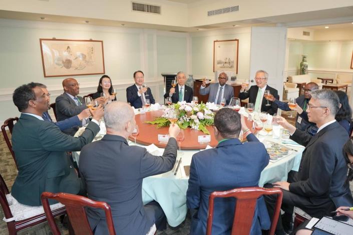 圖說三：索馬利蘭共和國外交暨國際合作部長巴卡曼（H.E. Abdirahman Dahir Adam）訪問團接受外交部政務次長吳志中款宴。