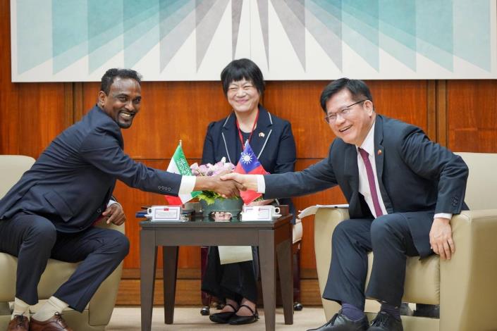 圖說一：外交部長林佳龍（右）會見索馬利蘭共和國外交暨國際合作部長巴卡曼（H.E. Abdirahman Dahir Adam，左）所率訪團，並就台索雙邊合作深入交換意見。