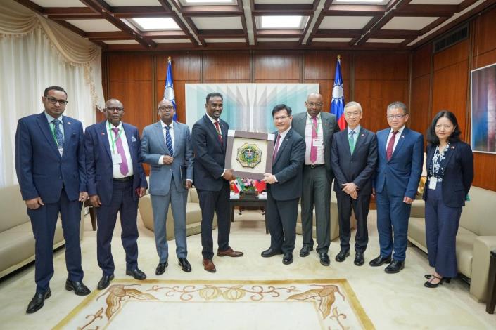 圖說二：外交部長林佳龍（右五）於會後分別致贈索馬利蘭共和國外交暨國際合作部長巴卡曼（H.E. Abdirahman Dahir Adam，左四）、總統府部長卡達爾（H.E. Khadir Hussein Abdi，左三）、海岸防衛隊司令哈里耶（H.E. Ahmed Hurre Hariye，左二）及總統府首席外交顧問穆姆德（H.E. Mohamed Omar Hagi Mohamoud，左一）我國交趾陶工藝禮品並合影。