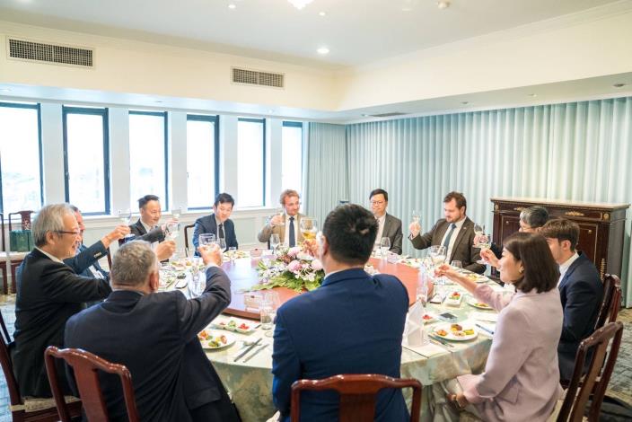 圖說二：外交部政務次長吳志中午宴歐洲議會「歐洲愛國者黨團」訪問團。