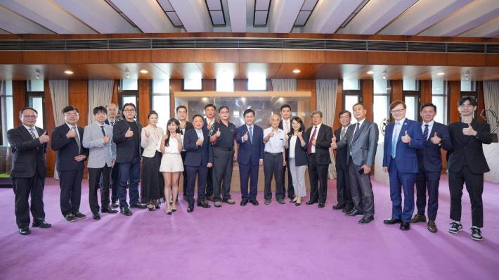 圖說一：外交部長林佳龍（右十）與「貝里斯智慧漁業商機考察團」成員合影。