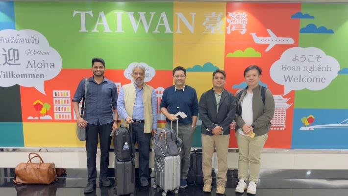 圖說：台美印三方對話訪問團於機場合影。