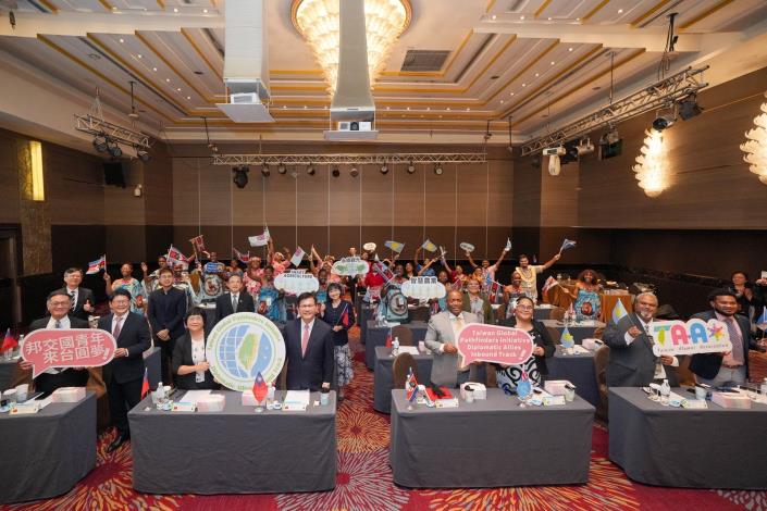 圖說六：外交部長林佳龍、本批來台24名青年及全體與會嘉賓大合照。