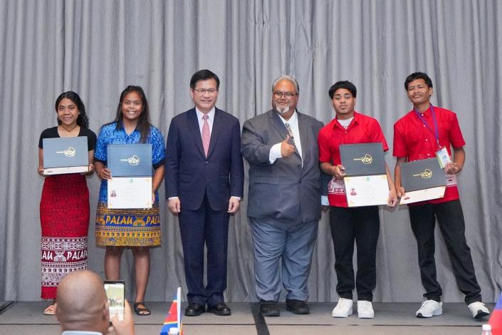 圖說五：外交部長林佳龍（左三）、帛琉駐台代辦歐儒侃（Mr. David Adams Orrukem，右三）與4名帛琉籍學員合照。