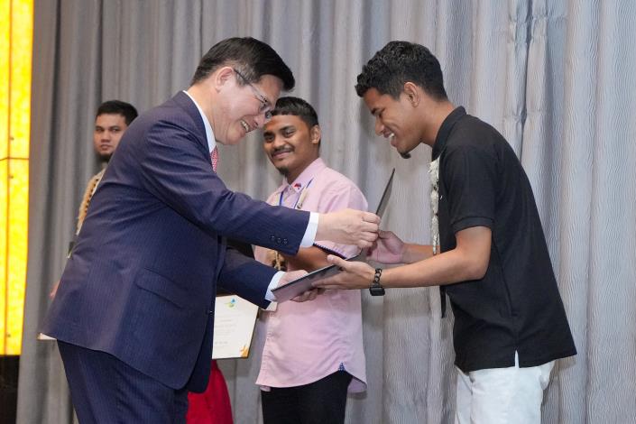 圖說二：外交部長林佳龍頒發結業證書予4名馬紹爾籍學員。