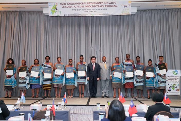 圖說四：外交部長林佳龍（右七）、史瓦帝尼駐台大使蒙西比（H.E. Promise Sithembiso Msibi，右六）與12名史瓦帝尼籍學員合照。