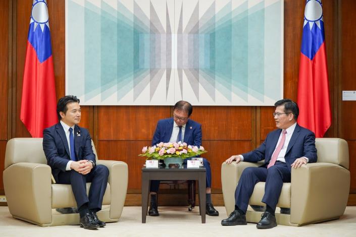 圖說二：外交部長林佳龍（右）與日本國民民主黨青年局長淺野哲眾議員（左）就台日關係交換意見。