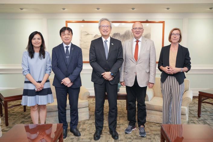 圖說二：外交部政務次長吳志中與陸委會副主委沈有忠（左二）與德國國會外委會議員拉德萬合照（Alexander Radwan，右二）