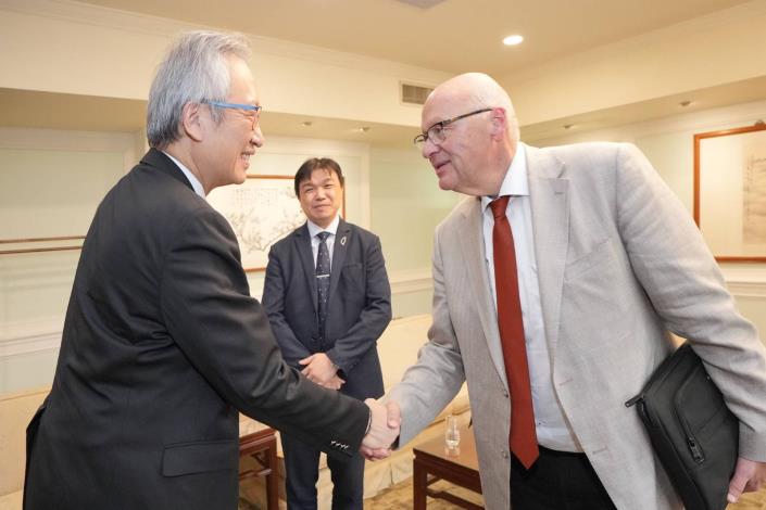 圖說一：外交部政務次長吳志中歡迎德國國會外委會議員拉德萬（Alexander Radwan，右一）。