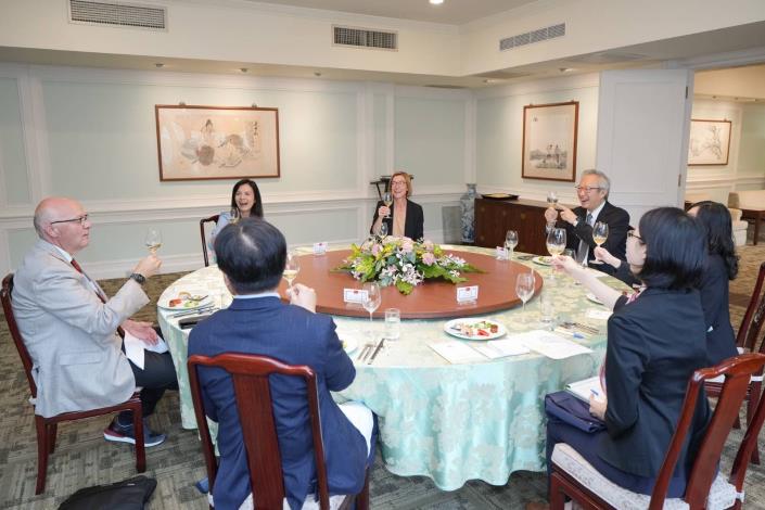 圖說三：外交部政務次長吳志中款宴德國國會外委會議員拉德萬（Alexander Radwan）。